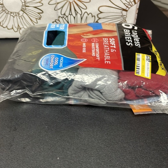 Men’s SZ SMALL (open pack) 4 NEW PAIR TAGLESS HANES BRIEFS - Picture 2 of 2